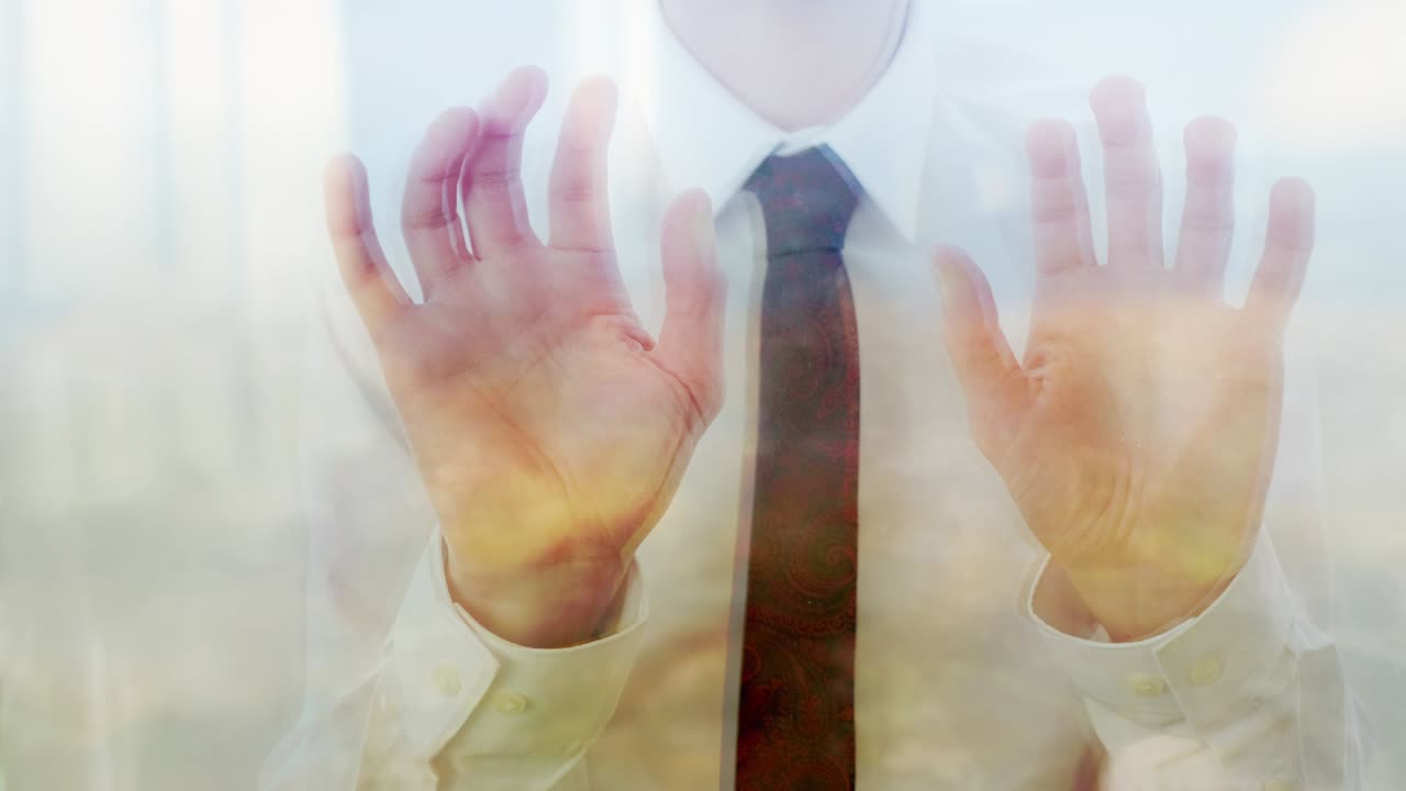 창문에 손가락을 는 사업가