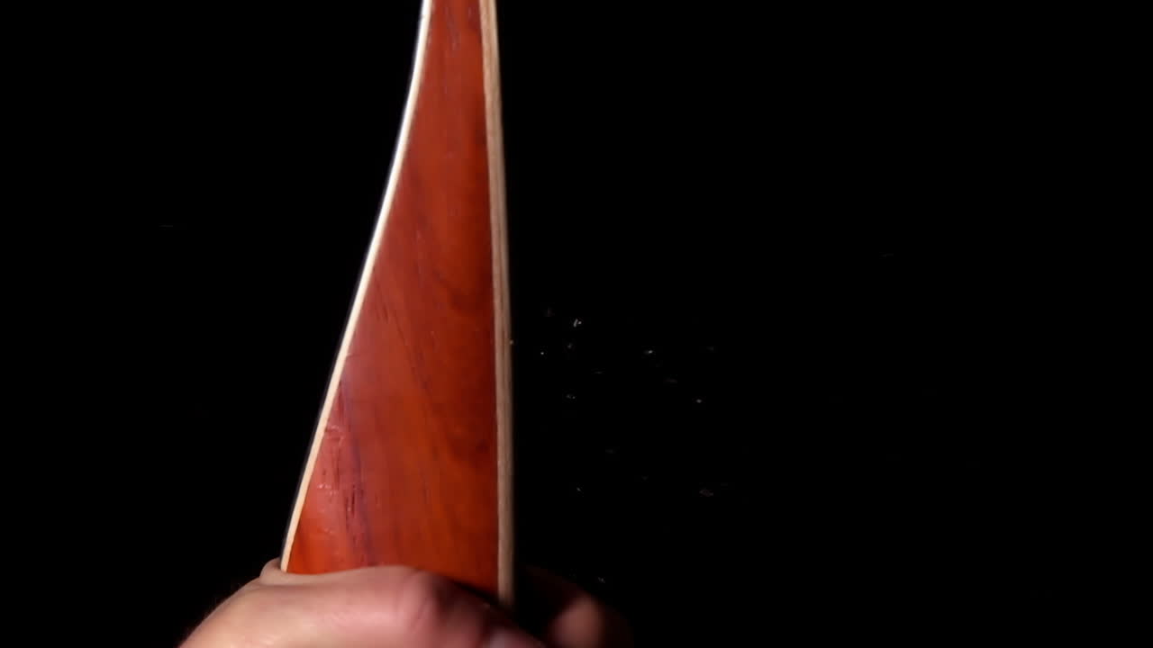 hombre disparando una flecha sobre un fondo negro