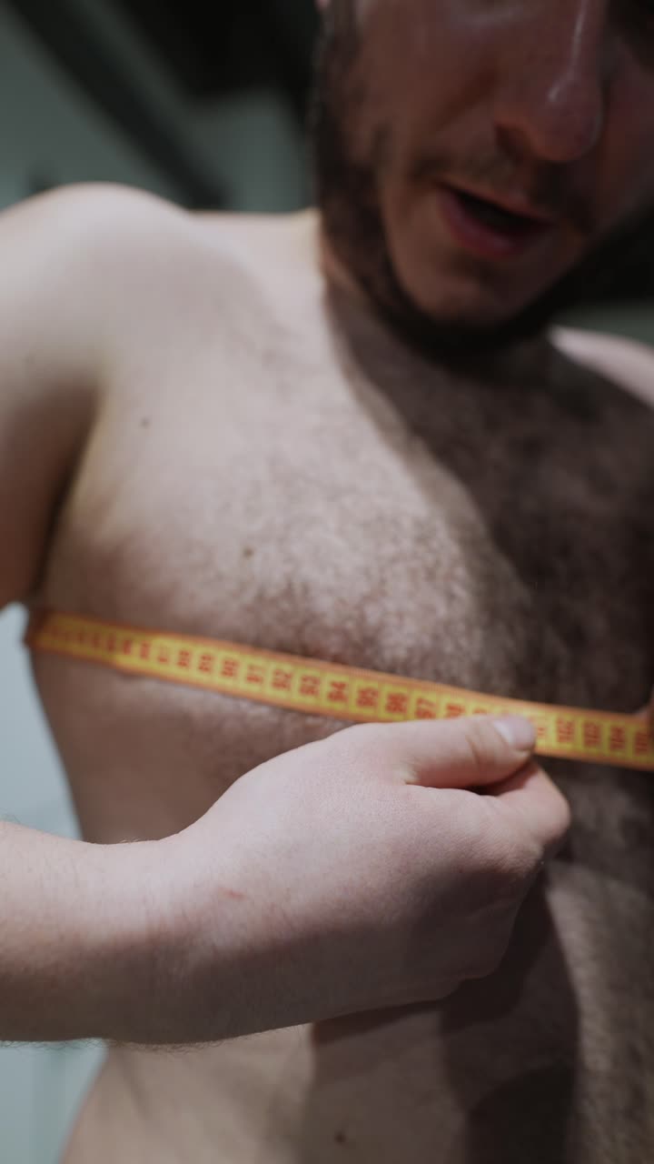 hombre midiendo el pecho con una cinta métrica