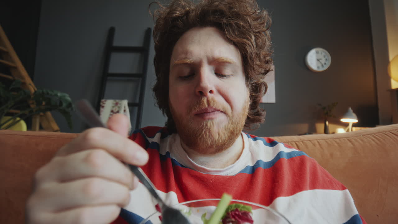 집에서 러드를 먹는 남자