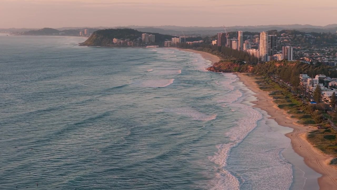 Vista Aérea de Burleigh Heads ao Pôr do Sol na Gold Coast, Queensland, Austrália - Imagem de Drone.