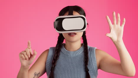 mujer con auriculares vr