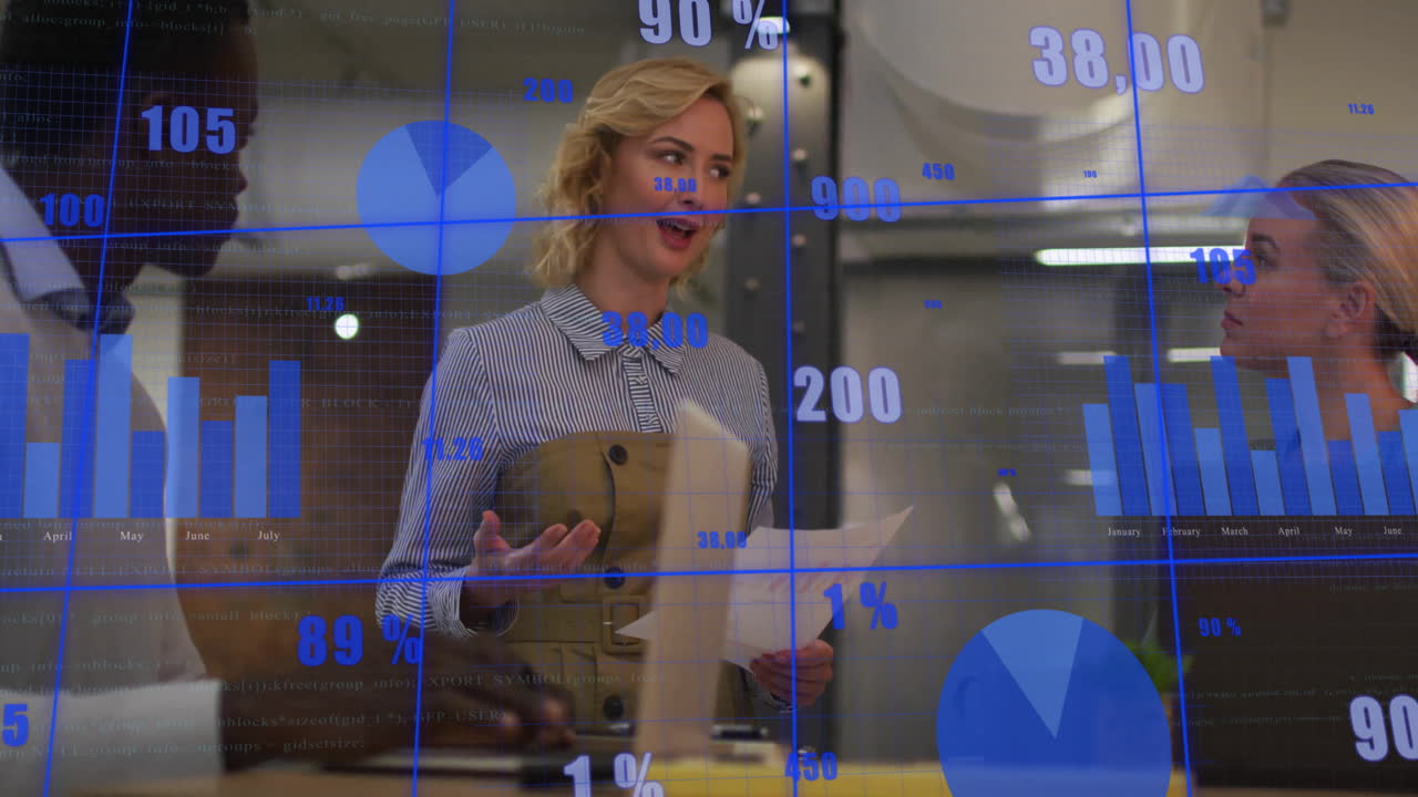 анимация обработки финансовых данных над различными деловыми людьми в офисе