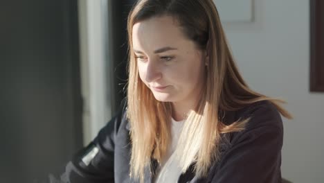 gerente de servicio de automóviles trabajando en un escritorio en la oficina