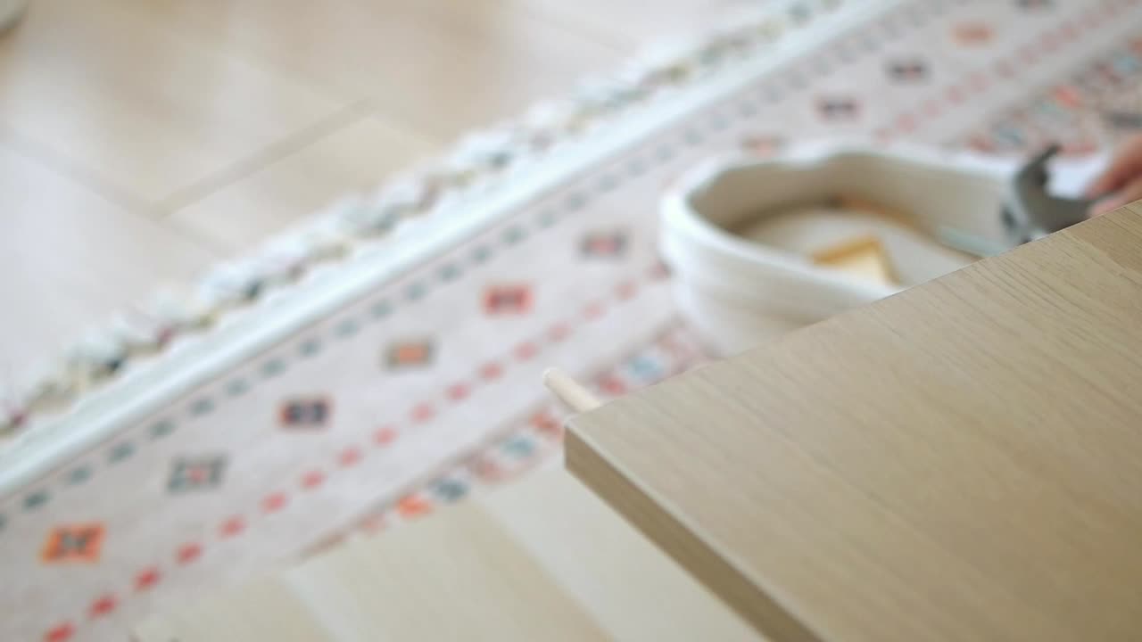 나무 테이블을 조립하는 것