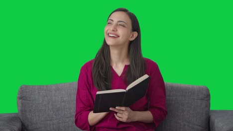 mujer india feliz escribiendo un diario pantalla verde