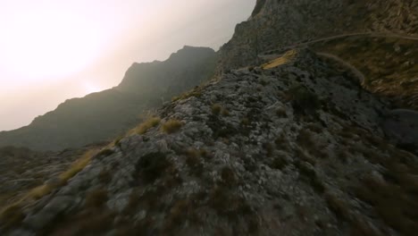 FPV-Drohnenaufnahme-über-Der-Kurvenreichen-Sa-Calobra-Straße-über-Der-Felsigen-Bergkette-Auf-Mallorca,-Spanien