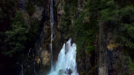 Tiro-Descendente-De-Las-Cataratas-Tarawera-En-Nueva-Zelanda