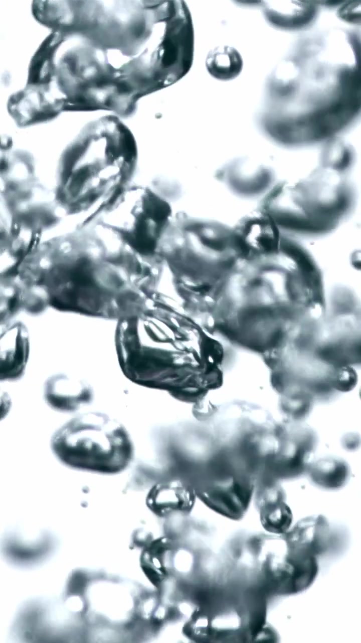 Bolle d'acqua effervescenti che salgono su sfondo bianco