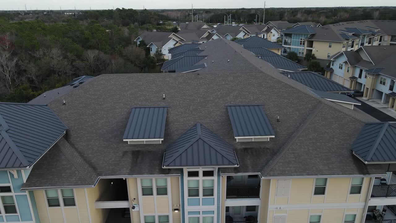 techos de acero a dos aguas en un gran complejo de apartamentos