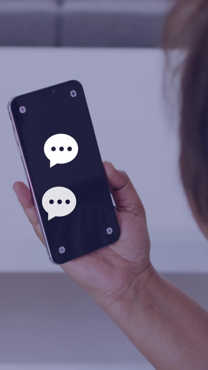 Animazione di reazioni sui social media sulle mani di un uomo asiatico che usa lo smartphone