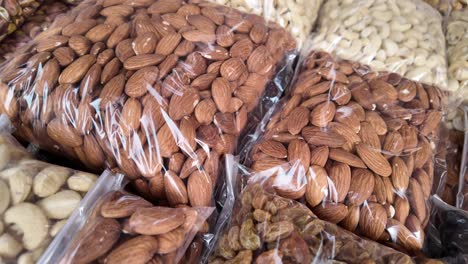 frutos secos y frutos secos en envases transparentes