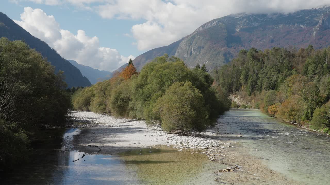 Pittoresk fjell-elv i dal – høstsesong i Bovec, Slovenia