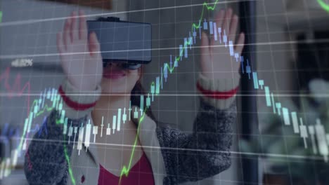 Animación-Del-Procesamiento-De-Datos-Financieros-Sobre-Una-Mujer-Caucásica-Usando-Auriculares-Vr