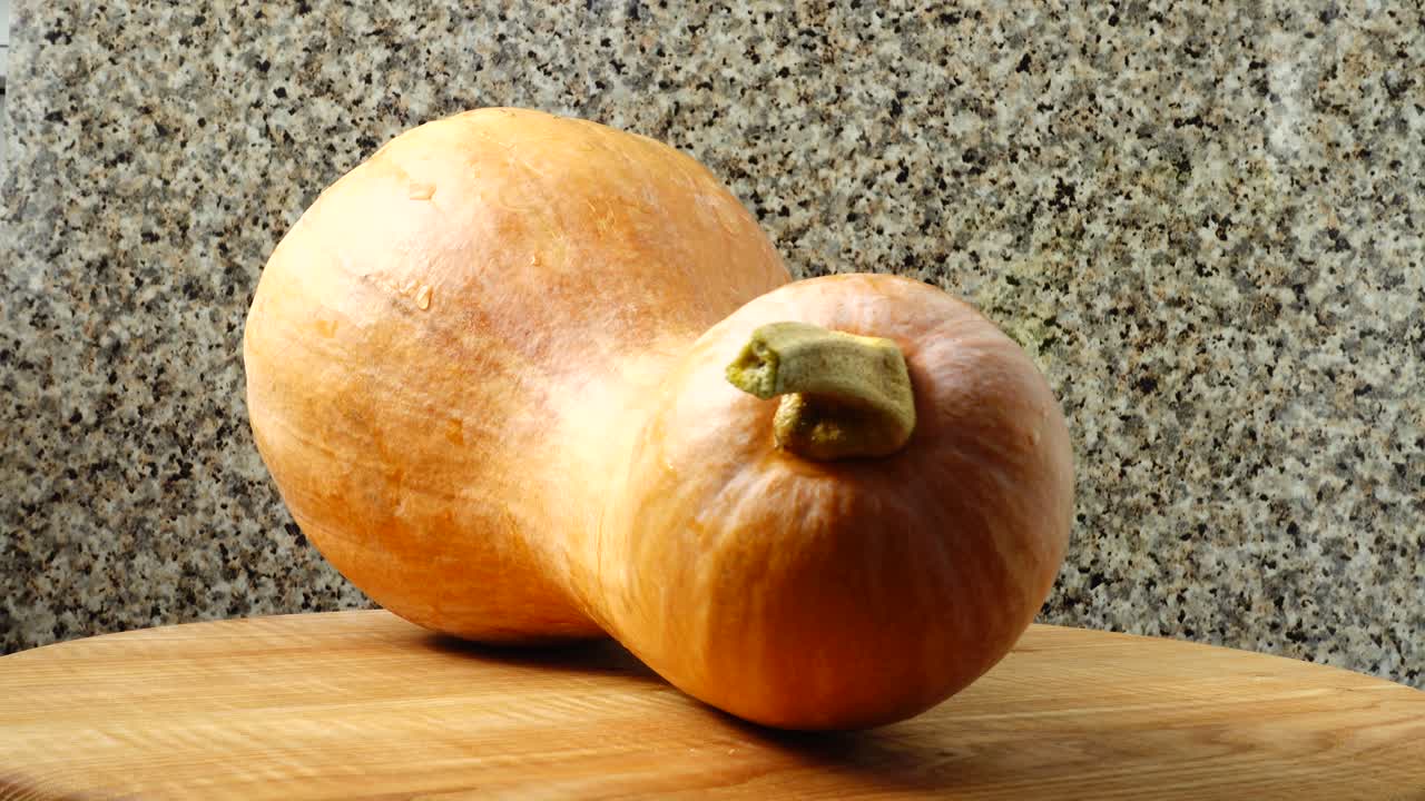 まな板の上のカボチャ。動きのある撮影