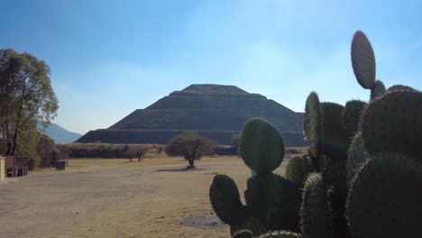 Discovering-the-mystery-of-Teotihuacan-and-the-pyramid-of-the-sun-in-a-sunny-day-and-marvelous-sky,-Mexico