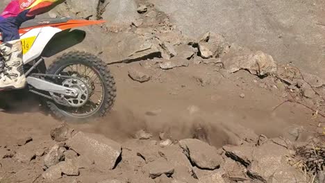 moto de tierra golpeando rápido justo en medio de una carrera