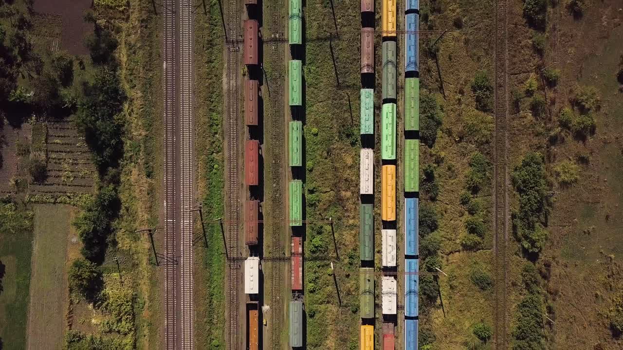 화물 열차와 함께 산업 철도역 위를 날아다니는