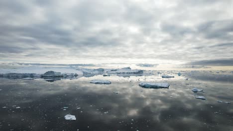 ciel ensoleillé du nord et icebergs flottant près du groenland, vue aérienne