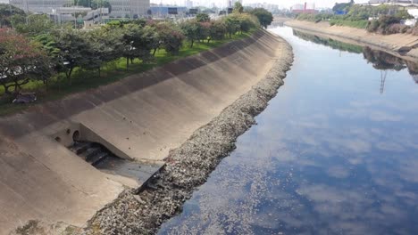 Aguas-Oscuras-Del-Río-Tiete-Contaminado-Que-Fluye