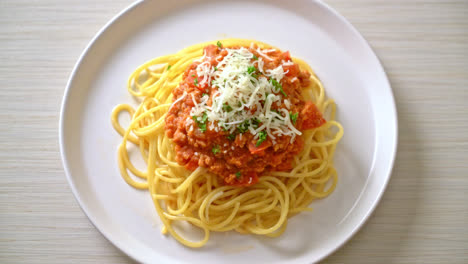 Espaguetis-A-La-Boloñesa-De-Cerdo-O-Espaguetis-Con-Salsa-De-Tomate-De-Cerdo-Picada---Estilo-De-Comida-Italiana