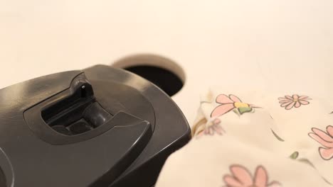cerca de un puerto de carga en una mesa con tela