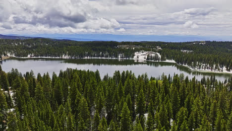drone sobrevuela el bosque y el lago en la cumbre de grand mesa