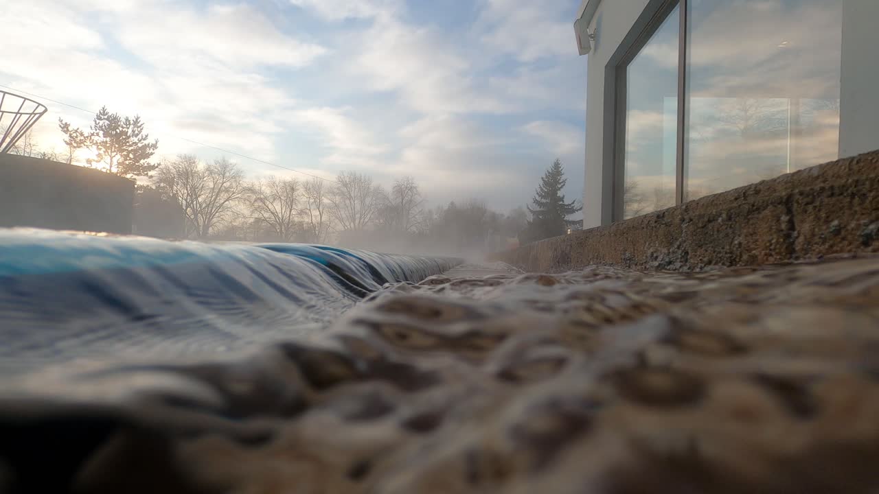 해질 무렵 스파와 웰니스 리조트의 수영장 가장자리 위로 물이 흐른다