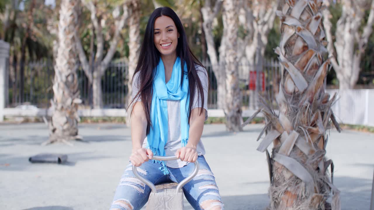 Mujer guapa y vivaz en un parque urbano