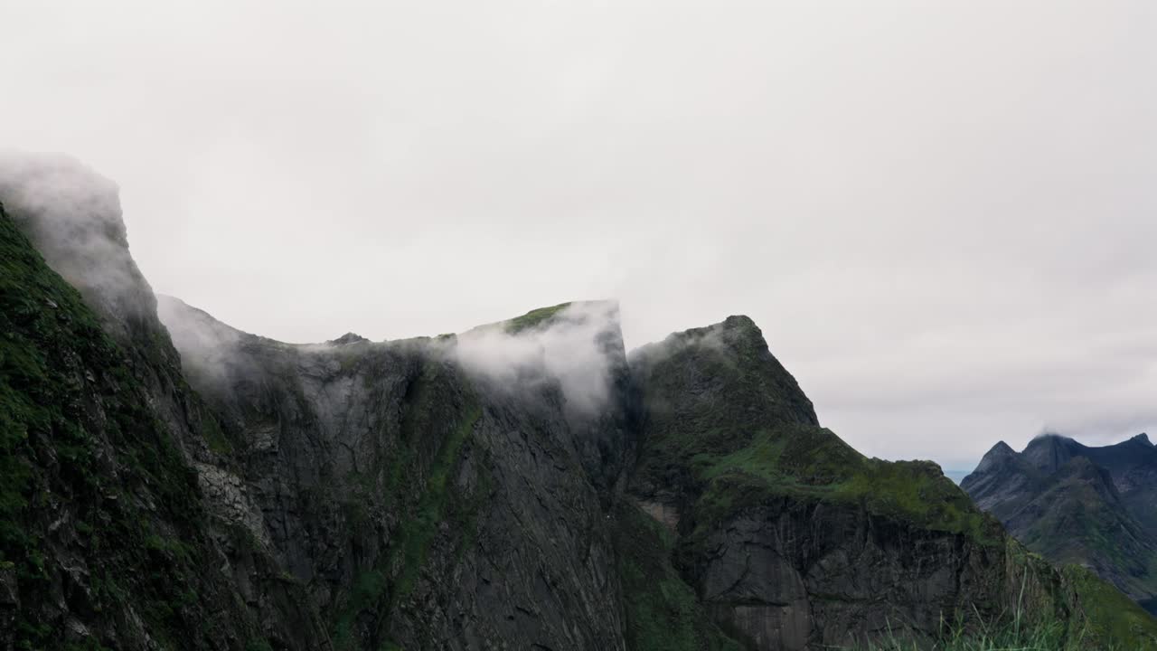 lapso de tiempo de reinebringen con atmósfera nublada, reine, islas lofoten, noruega