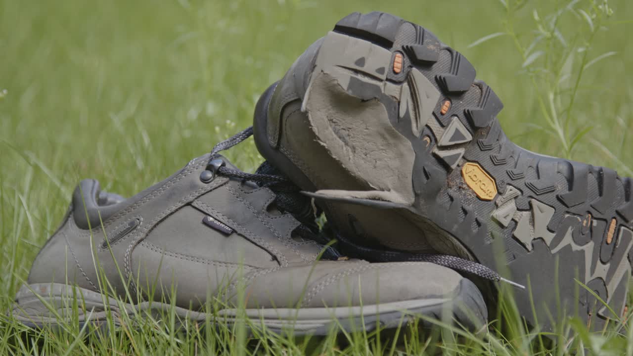 잔디 ⁇  에 누워 있는  ⁇ 고 사용 된 하이킹 신발