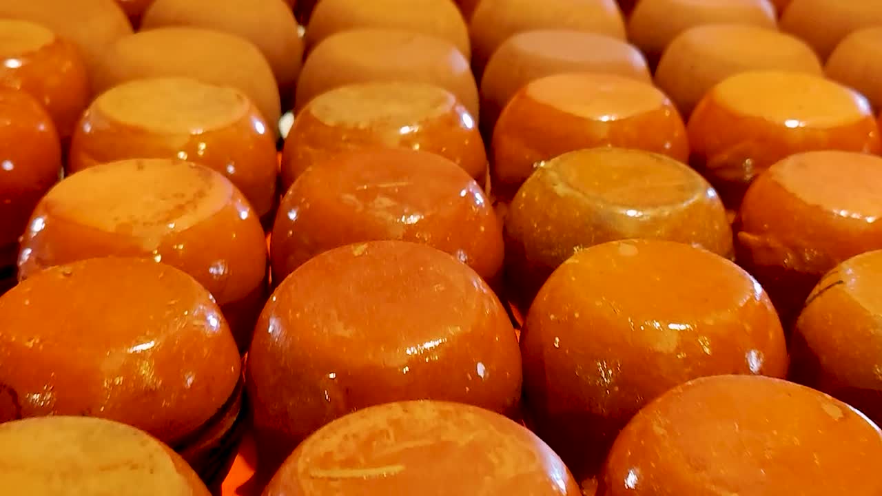 멕시코시티의 레스토랑에서 멕시코 비 커피를 제공하기 위해 사용되는 점토 컵의 세부 사진