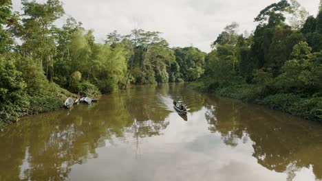 4k-Luftdrohne-Rückwärtsaufnahme-Eines-Passagierschiffs,-Das-Im-Amazonas-Segelt