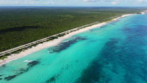 hiperlapso aéreo del océano turquesa cristalino en la isla de cozumel en méxico en un día soleado