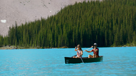 Pareja,-Bote-De-Remos,-En,-Río,-En,-Campo,-4k