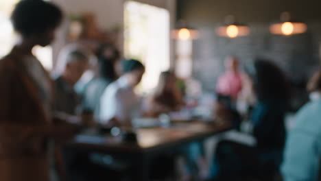 Verschwommenes-Café-Mit-Kunden-In-Einem-Geschäftigen-Café-Voller-Aktivität,-Hintergrund,-Kopierraum,-Einführung-In-4K-Videos