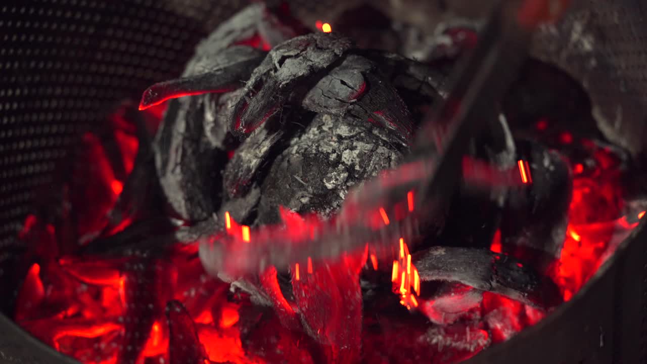 오픈 불에서 구운 과, 코코 질로 을 는 사람, 전통 세이 음식, 마헤, 세이 4k 24fps 004