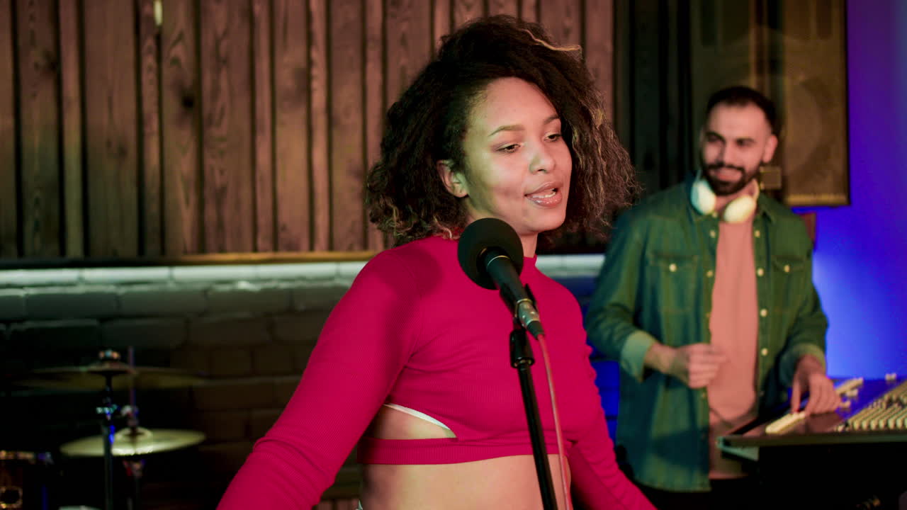 스튜디오에 있는 가수