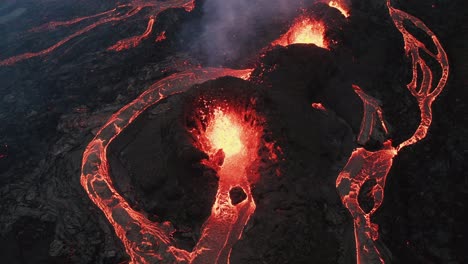 Gefährliche-Feuer--Und-Lavaexplosion-Während-Des-Vulkanausbruchs-Des-Vulkans-Geldingadalur,-Halbinsel-Reykjanes-In-Island---Absteigende-Drohne