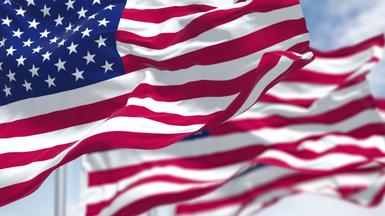 tres banderas de los estados unidos de américa ondeando en el viento