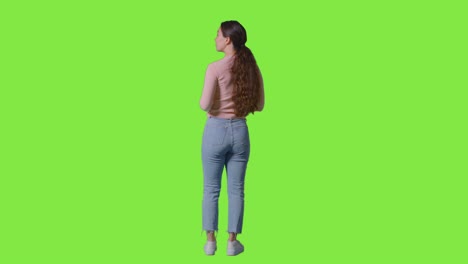 Studioaufnahme-In-Voller-Länge-Von-Hinten:-Eine-Frau-Blickt-Rund-Um-Den-Rahmen-Und-Interagiert-Mit-Der-Greenscreen-Umgebung-Vor-Greenscreen-1