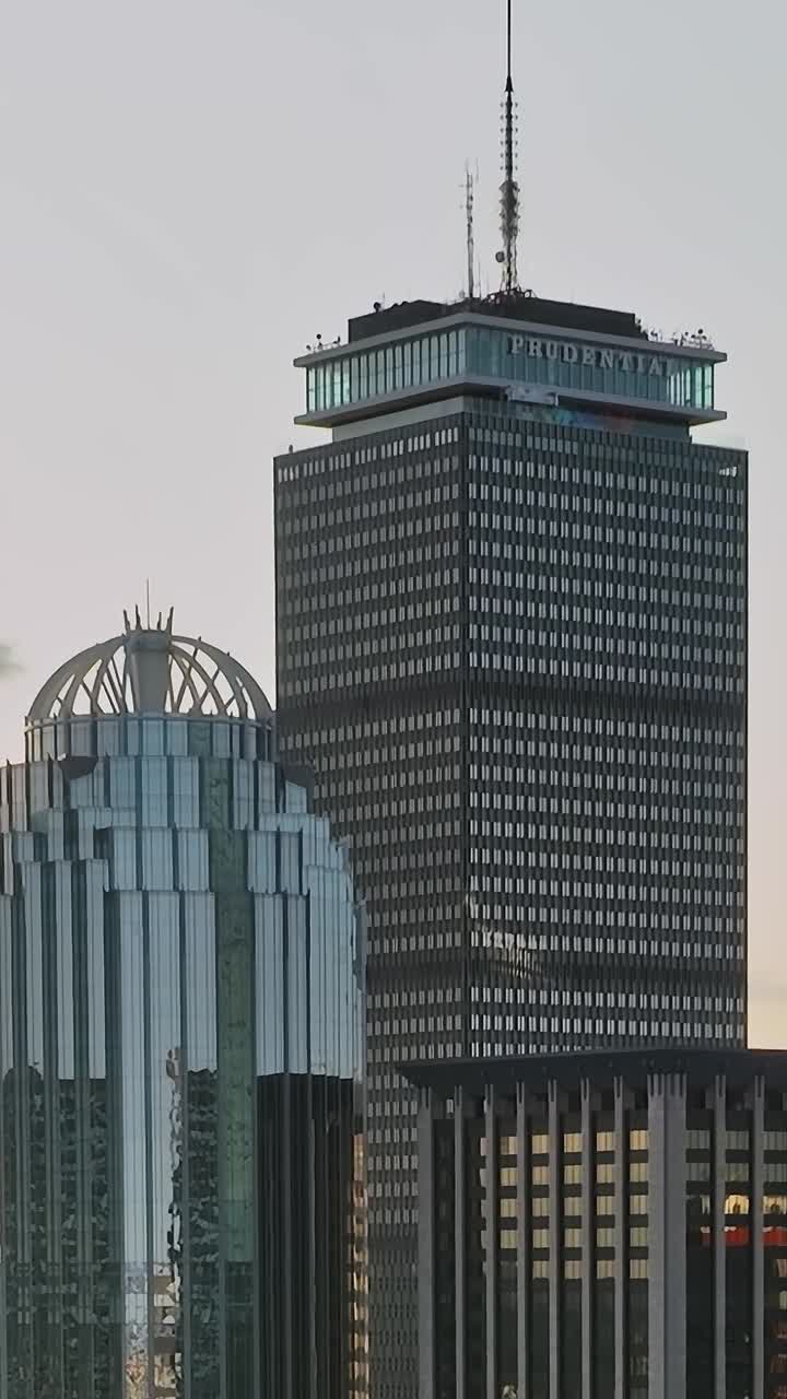 Vista dello skyline della città al tramonto su una vasta area urbana negli Stati Uniti