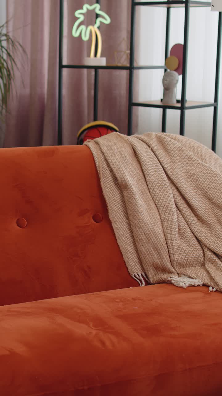 Una donna pigra e stanca si rilassa sul divano di casa, si riposa, fa un pisolino dopo una dura giornata di lavoro, chiude gli occhi.