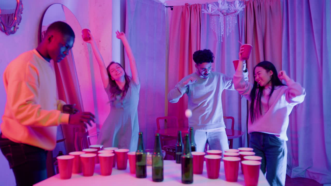 felices jóvenes amigos multiétnicos haciendo una fiesta en casa