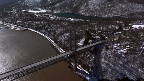 Una-Vista-Aérea-Del-Puente-De-La-Montaña-Del-Oso-En-Un-Día-Soleado-Con-Un-Lago-Al-Fondo