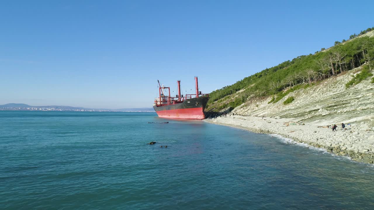 naufragio abandonado en una playa costera