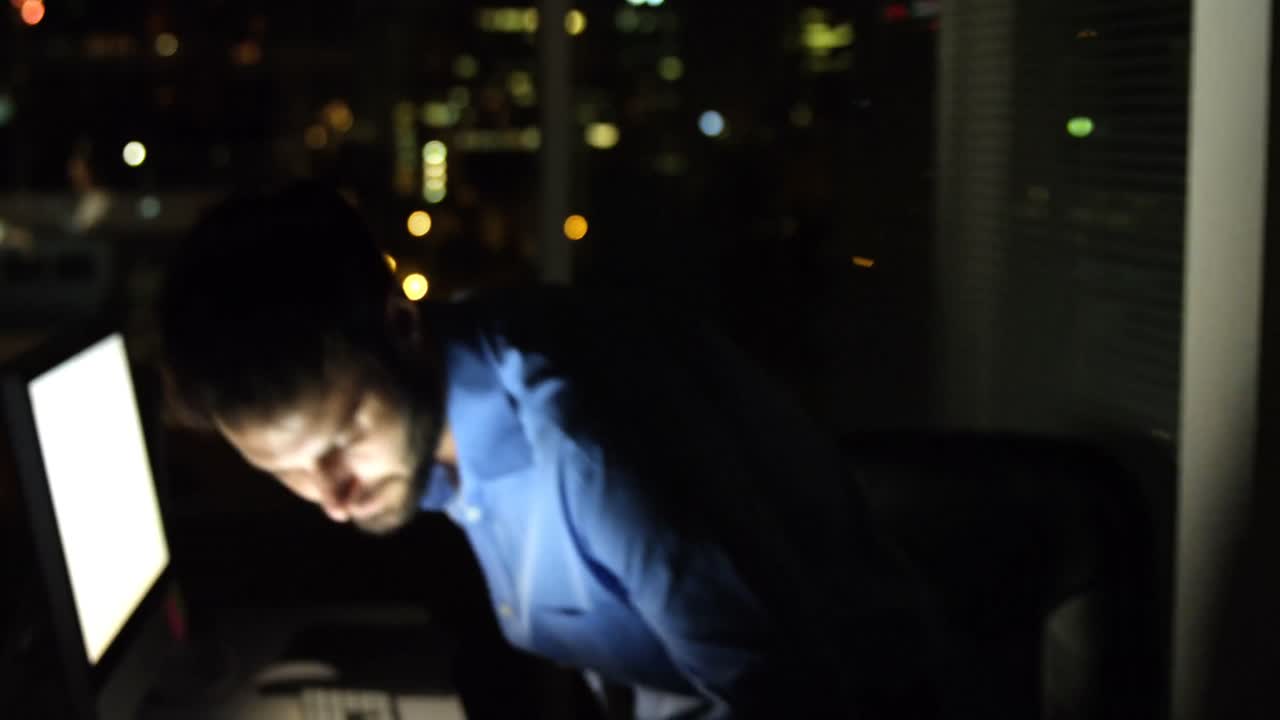 디지털 태블릿을 사용하는 사업가