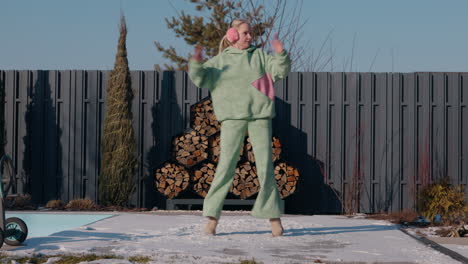 mujer bailando y caminando en el jardín de invierno