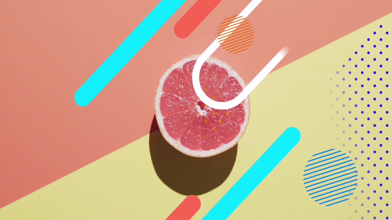 노란색과 빨간색 바탕에 반으로 개진 그레이프프루트와 추상적인 모양의 구성