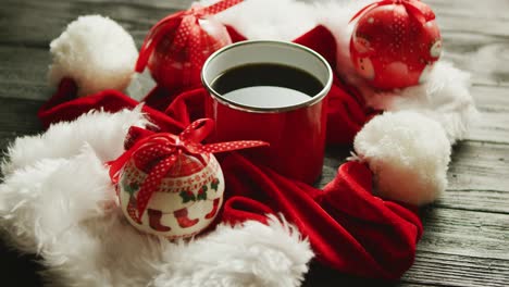 gorros navideños y adornos alrededor de bebida caliente